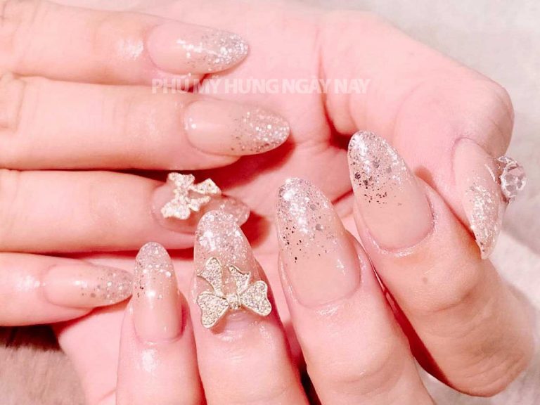 Làm đẹp ở Phú Mỹ Hưng: Cửa hàng Gemstone Nails