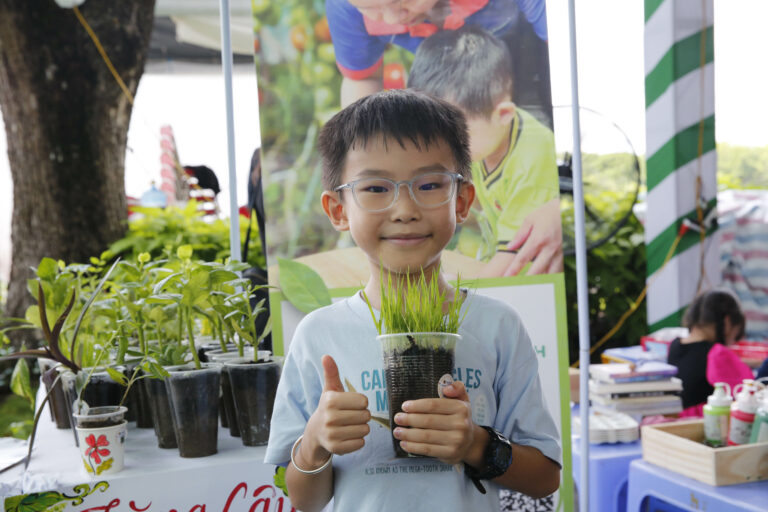 Children learn to plant trees at Phu My Hung Green Day 2024